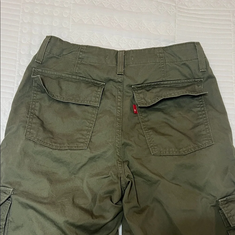 Levi's Women's Olive Straight Cargo Pants - Picture 10 of 11